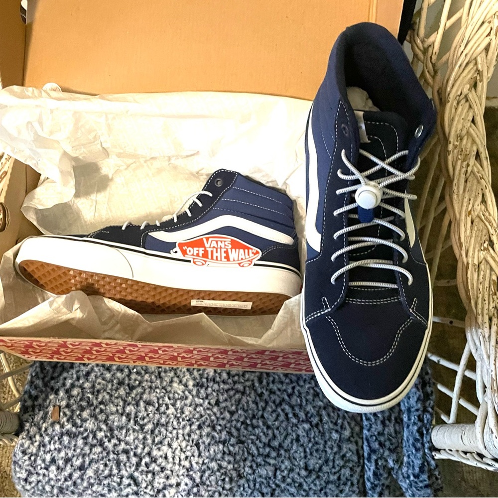 New with tags and box size 9.5 men’s vans. New in a box. Never warn with tags.